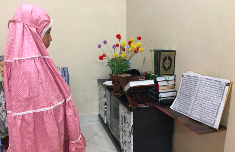 HUKUM MELIHAT MUSHAF SAAT SHALAT