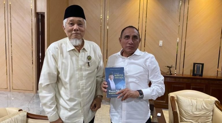 Ketua Umum MUI Sumatera Utara Serahkan Buku Biografinya Kepada Gubernur Sumatera Utara