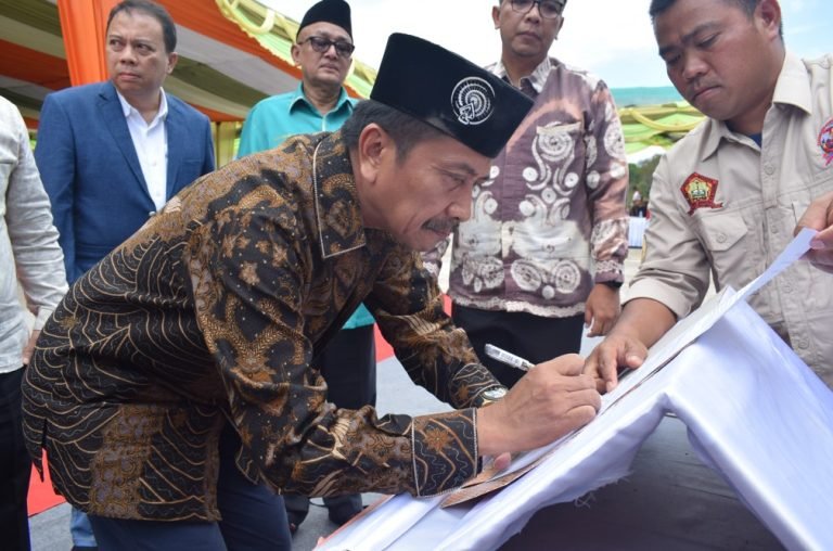 <strong>Menuju Kebangkitan Ekonomi Syariah: Ketua Pinbas MUI Sumut, Putrama Alkhairi lakukan MoU dengan Kepala Perwakilan BI</strong>
