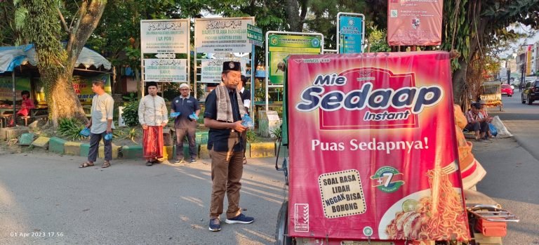 Ketua PINBAS MUI Sumut, Drs. Putrama Alkhairi Bagikan Ifthar di Jalan Sutomo