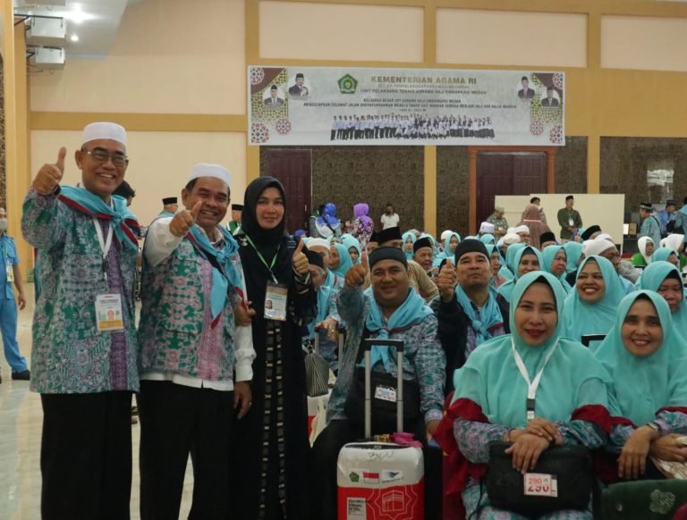 Jamaah Haji Kloter 05/KNO Sumut Berangkat Ke Tanah Suci