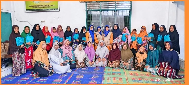 Sosial Bencana MUI Sumatera Utara beri Souvenir kepada Para Ibu Lansia Binaan MKS Aisyiyah Sumut