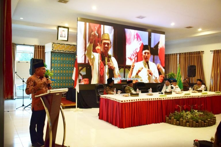 MUKERDA III MUI Sumut: Seluruh Hadirin Bersatu Menyanyikan Lagu “Seribu Mujahid” di Pimpin Oleh Gubernur Sumatera Utara H. Edy Rahmayadi