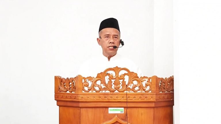 Hari Pahlawan: Dr. Milhan Yusuf Ingatkan Umat Tentang Jihad Ilmu dan Pengorbanan dalam Khutbah Jumat