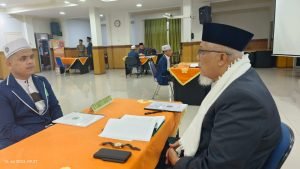 Ketua Umum MUI Sumut, Dr. Maratua Simanjuntak sedang menguji mahasiswa PTKU