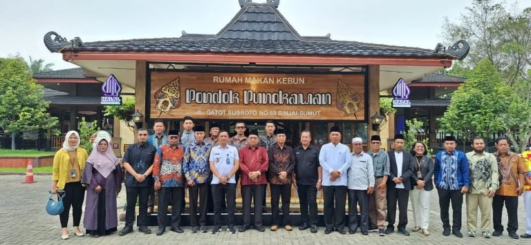 Direktur LPPOM MUI Sumut dan Sekretaris Bidang Fatwa Hadiri Peluncuran Sertifikasi Halal RM Kebun Pondok Punokawan di Kota Binjai
