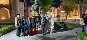 berfoto bersama patung Abu Nawas