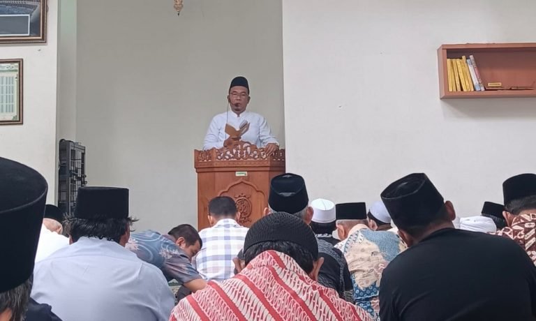 Prof. Dr. H. Jamil Sampaikan 4 Hikmah Isra Mikraj dalam Khutbah Jumat di Masjid Ar Rahmah MUI Sumatera Utara