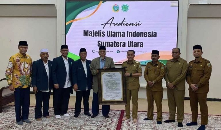 TEMUI PJ. GUBERNUR SUMUT KETUA UMUM MUI BAHAS MASALAH KEUMATAN