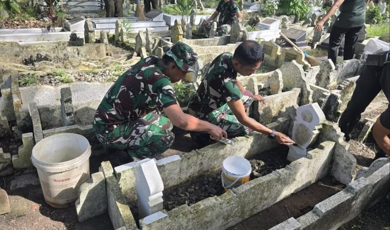 Pra-Ziarah Milad Emas, MUI Sumut Bersama TNI Lakukan Pembersihan Makam Ketua Umum MUI