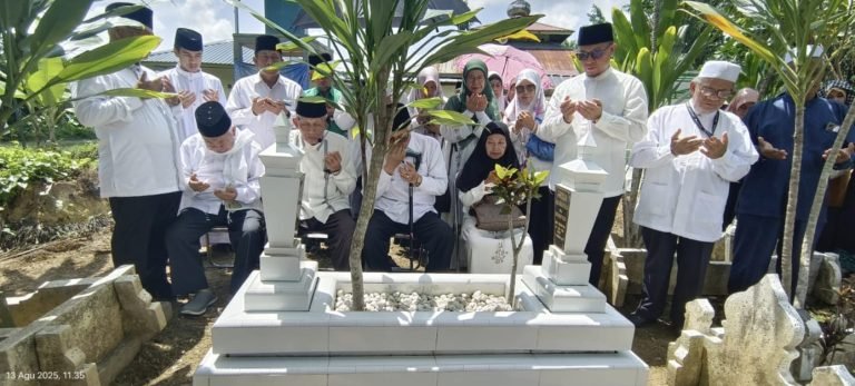 MUI Sumut  Ziarahi Makam Prof. Dr. H. Abdullah Syah, Ulama Kharismatik Tiga Periode Ketua Umum