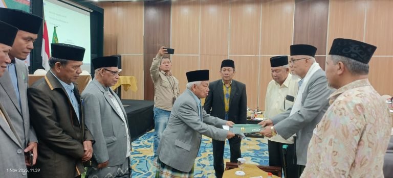 Tim Perumus; Dr. H. Arso, M.Ag  Bacakan dan Serahkan Rumusan Hasil Pertemuan Silaturrahim Ulama, Tokoh, dan Cendekiawan Muslim 2025
