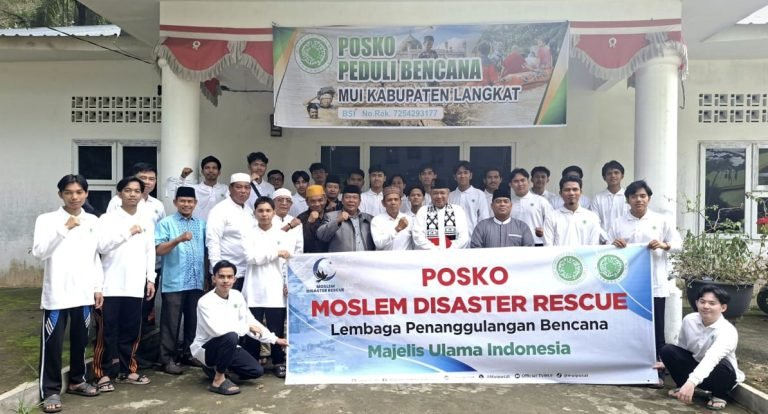 MUI Sumut Salurkan Bantuan dan Lakukan Pembersihan Masjid Terdampak Banjir di Kabupaten Langkat