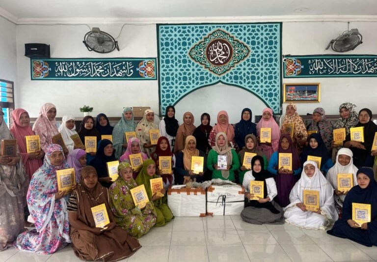 KPRK MUI Sumut Serahkan 170 Al-Qur’an dan Buku Tuntunan Sholat ke LP Perempuan dan Madrasah Terdampak Bencana di Langkat