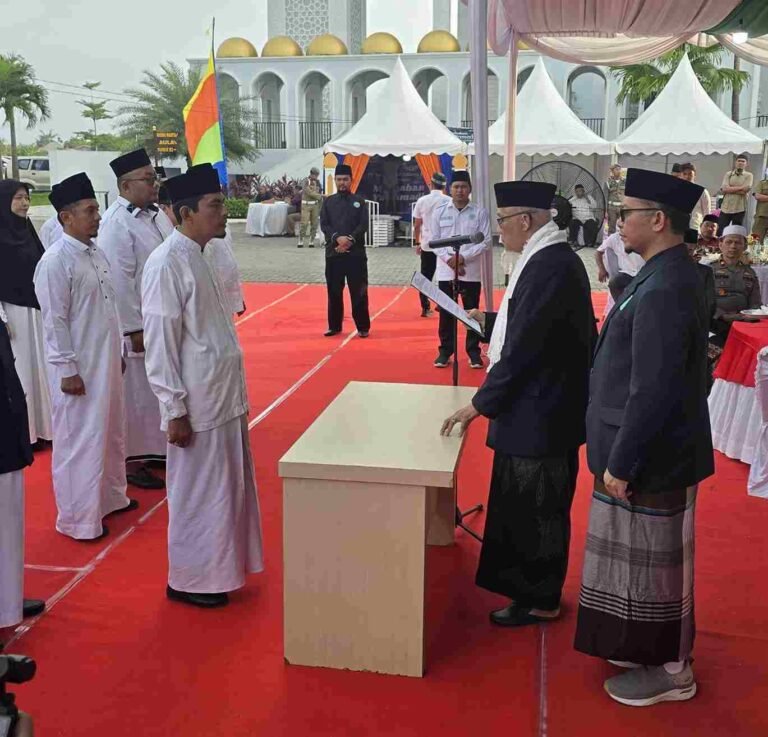 Ketua Umum Majelis Ulama Indonesia Sumut Kukuhkan Pengurus MUI Kota Binjai Masa Khidmat 2025–2030