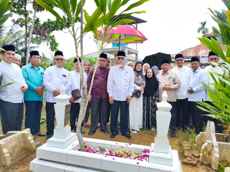 Milad ke-51 MUI, Pengurus MUI Sumut Ziarahi Makam Bendahara Umum Almarhum H. Ahmad Husein dan Ketua Umum Almarhum Prof. Dr. H. Abdullah Syah