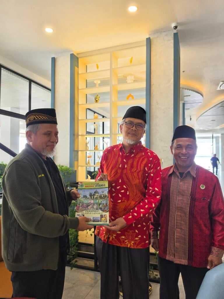 Wakil Dewan Pertimbangan MUI Sumut Serahkan Majalah Media Ulama kepada Wamendikdasmen dan Ketua Umum PP Persis