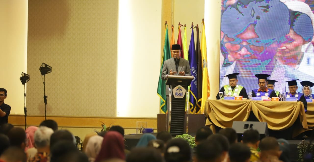 Pimpin Doa Wisuda ITSI, Sekretaris MUI Sumatera Utara Tak Kuasa Menahan Air Mata